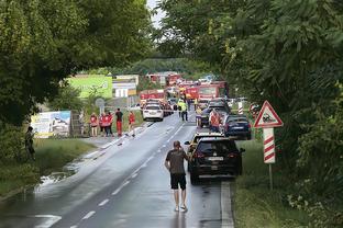 看着跟输了一样？小卡砍三双赢球 回更衣室路上全程抬不起头